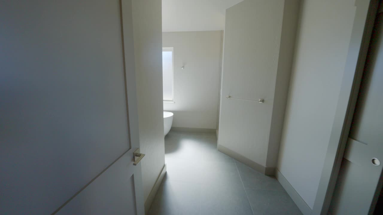慢动作走进新行政住宅的豪华主浴室，配有硬木地板视频下载