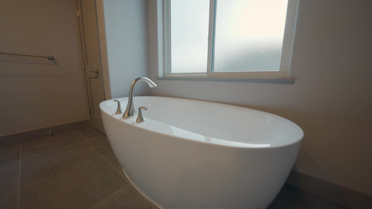 豪华浴缸在主浴室在一个新的行政住宅准备搬进去视频下载