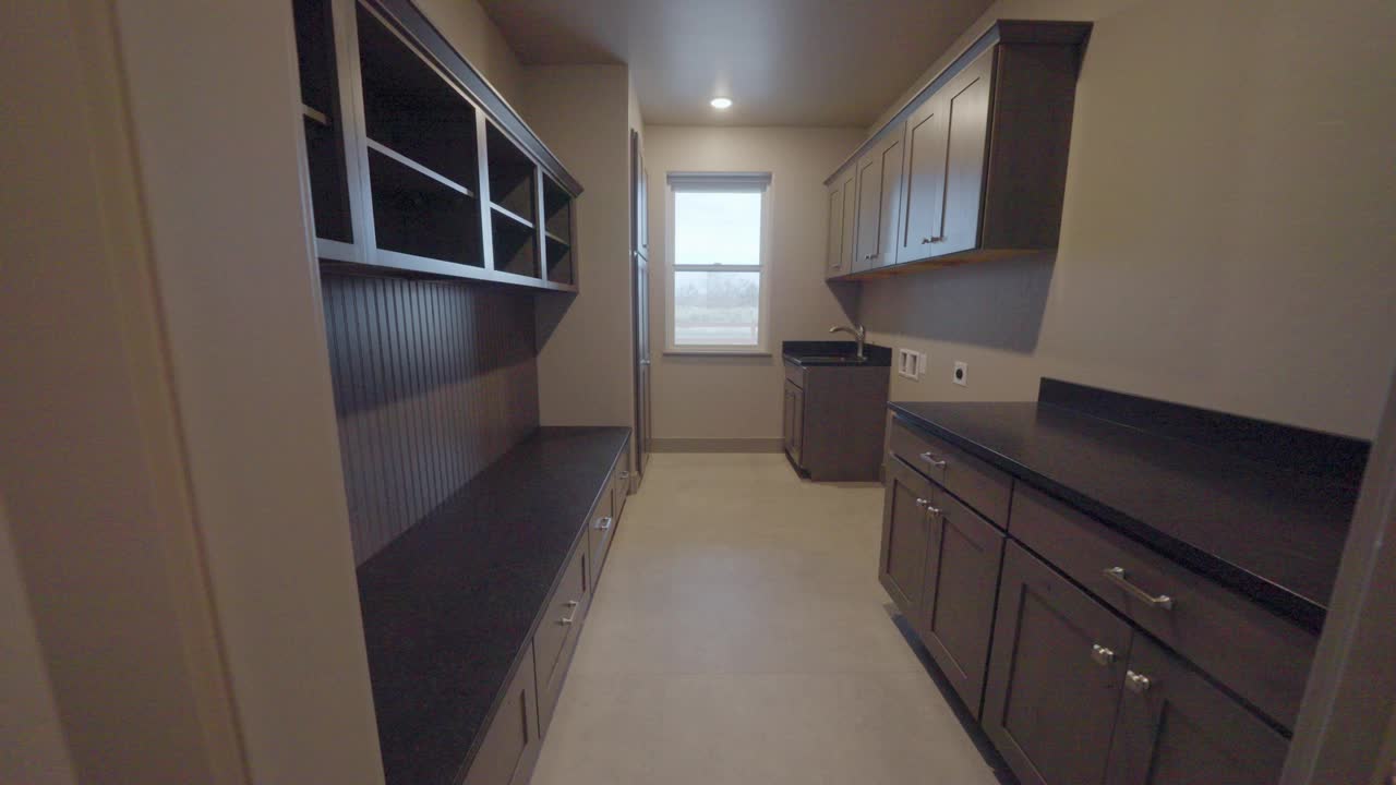 科罗拉多州弗鲁塔市新行政住宅中的大型空洗衣房视频下载
