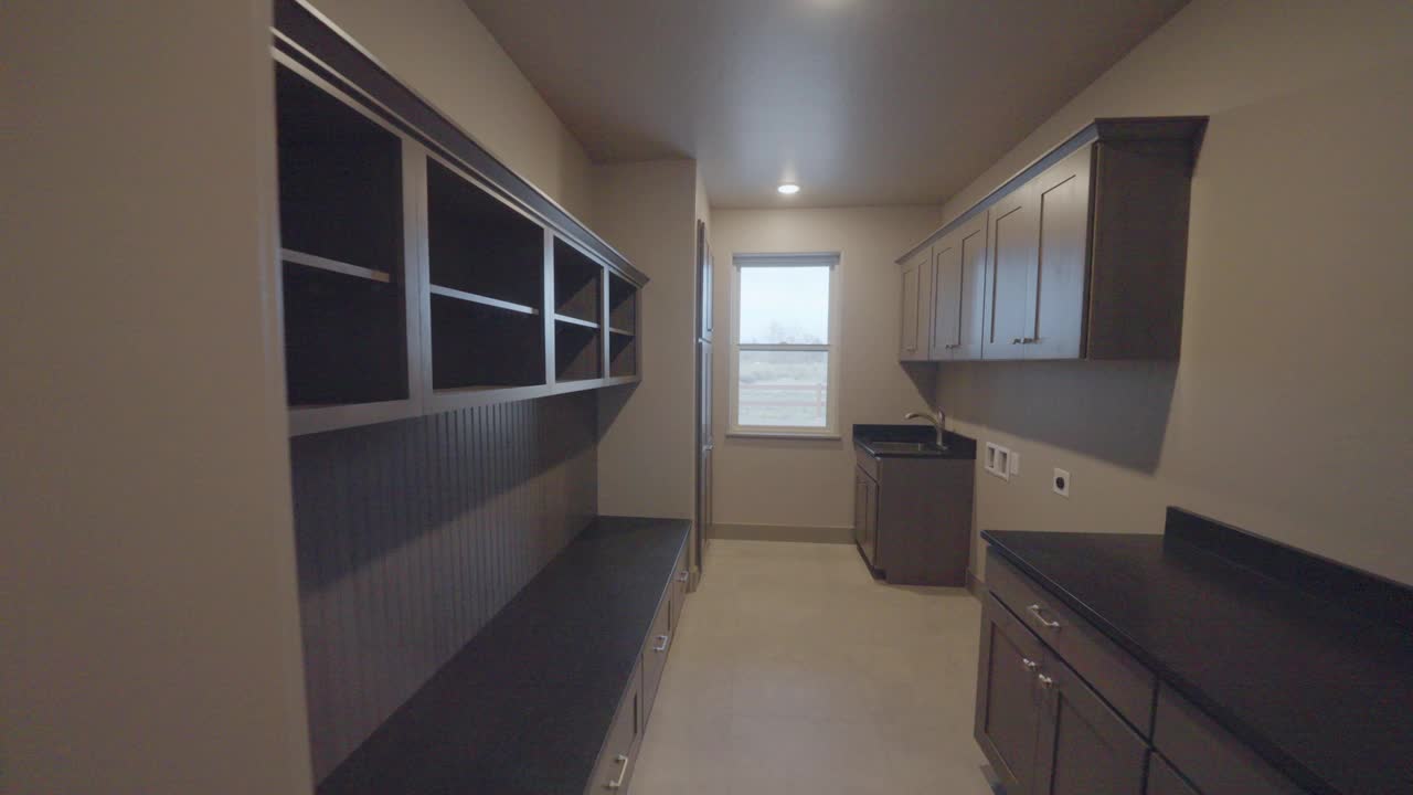 科罗拉多州弗鲁塔市新行政住宅中的大型空洗衣房视频下载