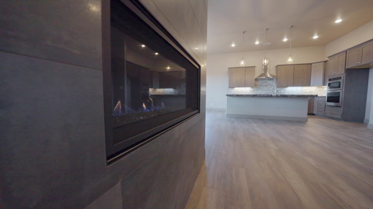 平移镜头现代定制住宅与现代电器，木地板和花岗岩和壁炉视频下载