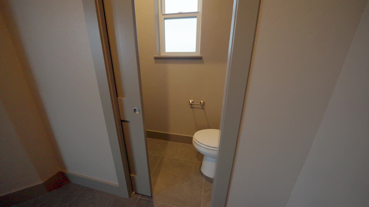 豪华浴缸在主浴室在一个新的行政住宅准备搬进去视频下载