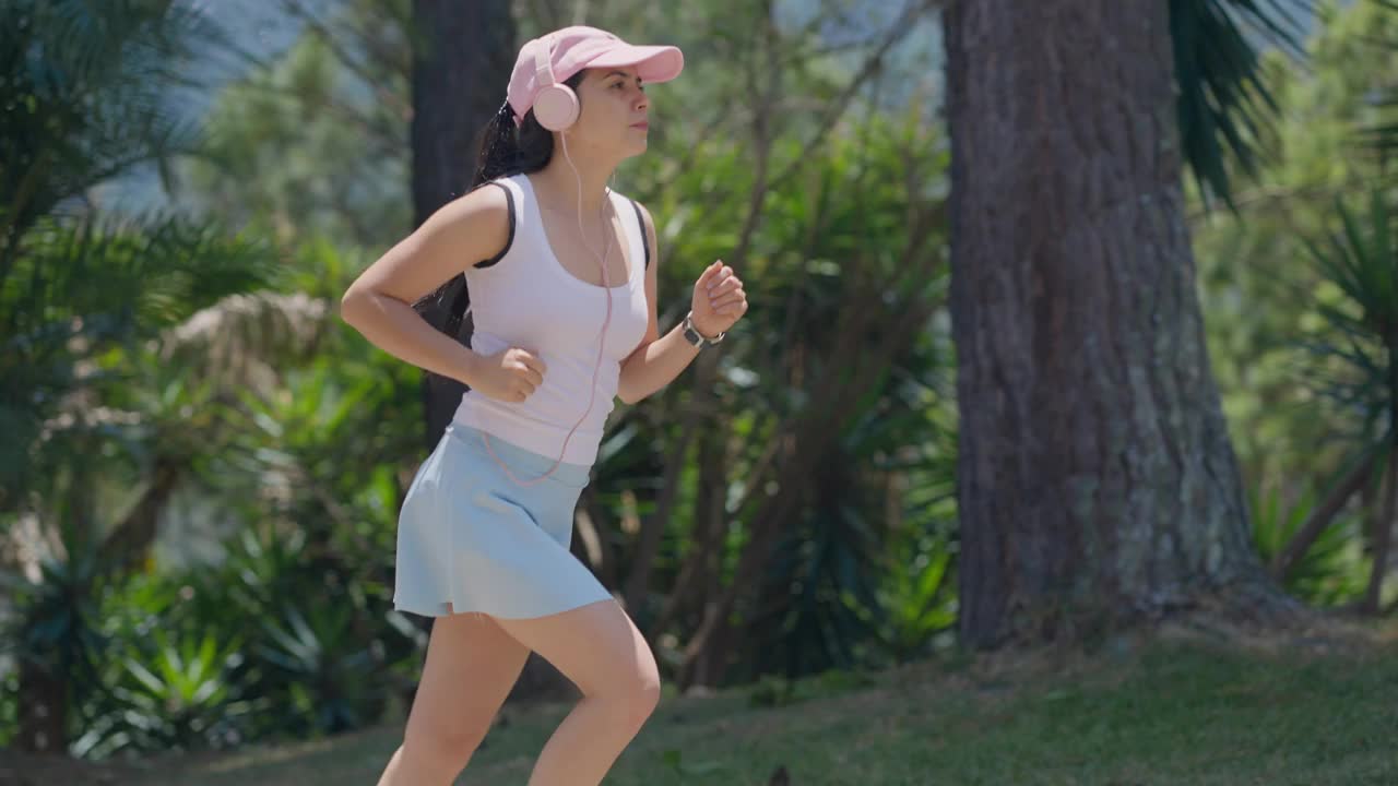 西班牙年轻女子穿着运动服在街上慢跑锻炼身体视频下载