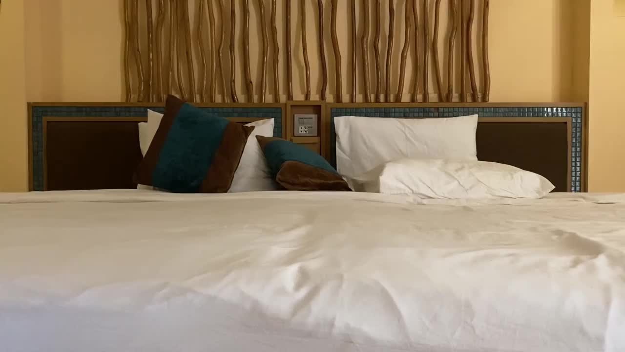 宽敞舒适的双人床在优雅的卧室视频素材