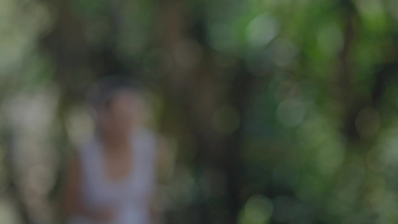 疲惫的西班牙年轻女子在森林里奔跑的特写镜头视频下载