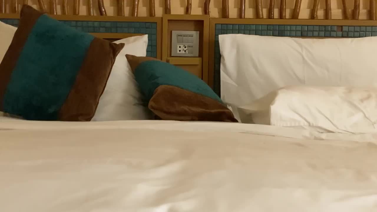 宽敞舒适的双人床在优雅的卧室视频素材