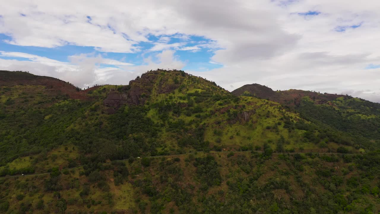 山顶上覆盖着森林。视频下载