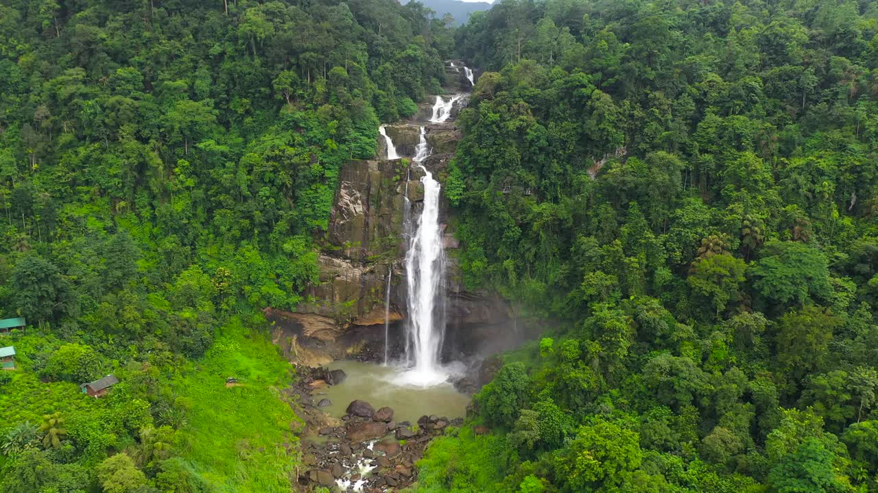 美丽的瀑布在丛林中的山上。视频下载