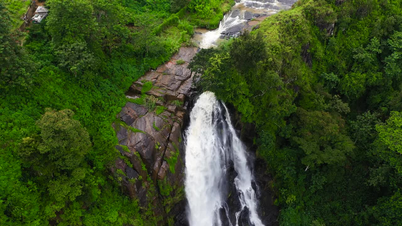 热带德文瀑布在山区丛林，斯里兰卡。视频下载
