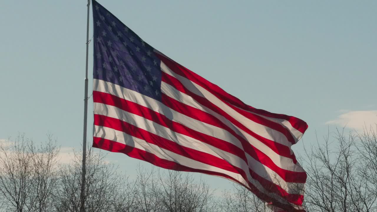 在风中飘扬的美国国旗视频下载