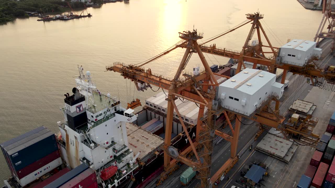 日落时分商业港口的工作起重机视频下载