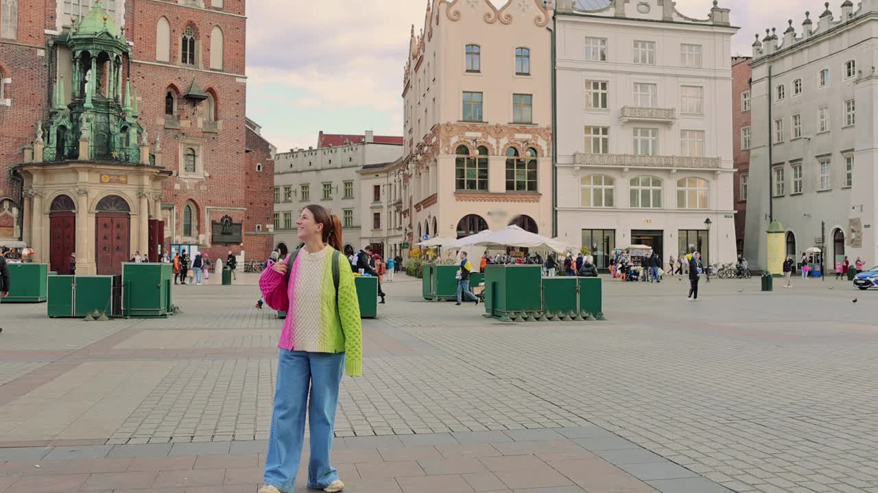 快乐的女旅行者探索克拉科夫城市和自拍视频下载