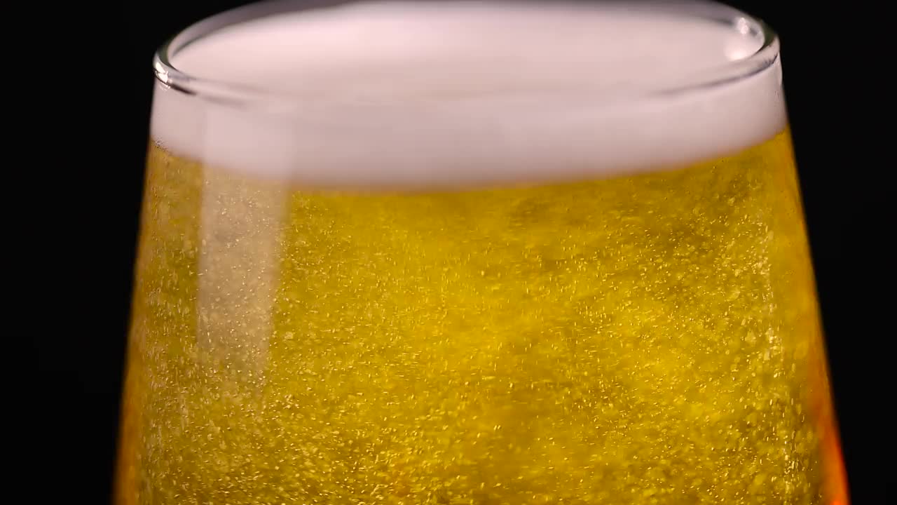 一个装有酒精饮料的玻璃杯(特写)视频下载