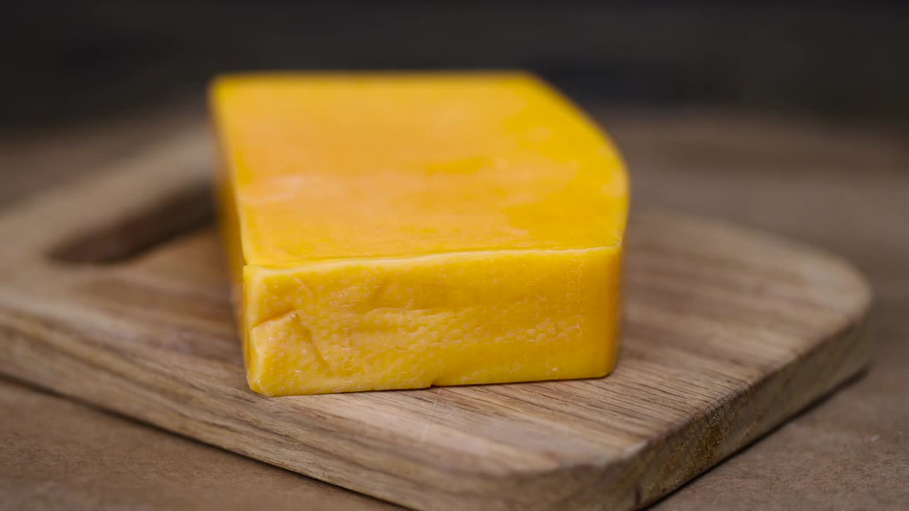 一块黄色的奶酪在黑板上视频下载