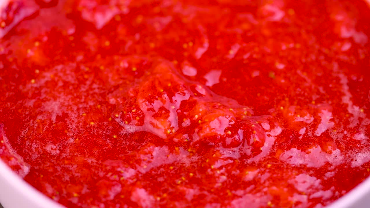 鲜红草莓做成的草莓泥视频下载