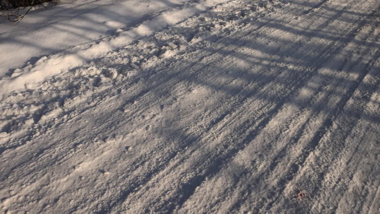 被雪覆盖的又滑又危险的道路视频下载