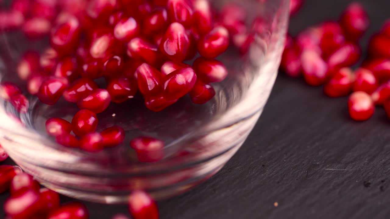 红熟的石榴和石榴汁放在桌子上视频下载