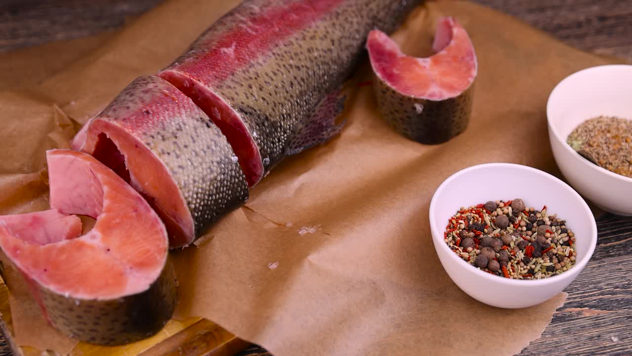 用香料腌制的新鲜红鳟鱼视频下载