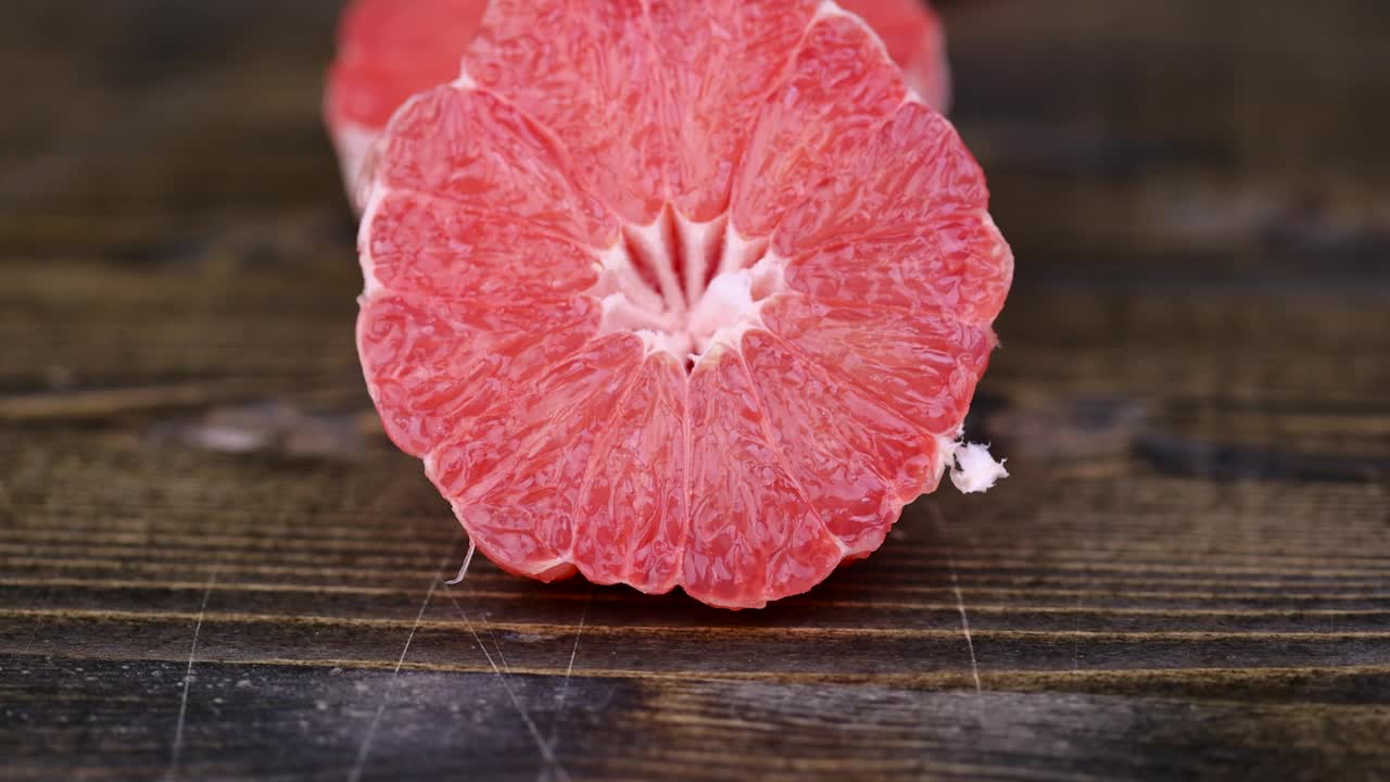 桌上有多汁的红葡萄柚视频下载