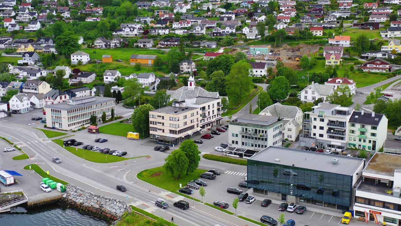鸟瞰夏季挪威城市景观的海上与山景视频下载
