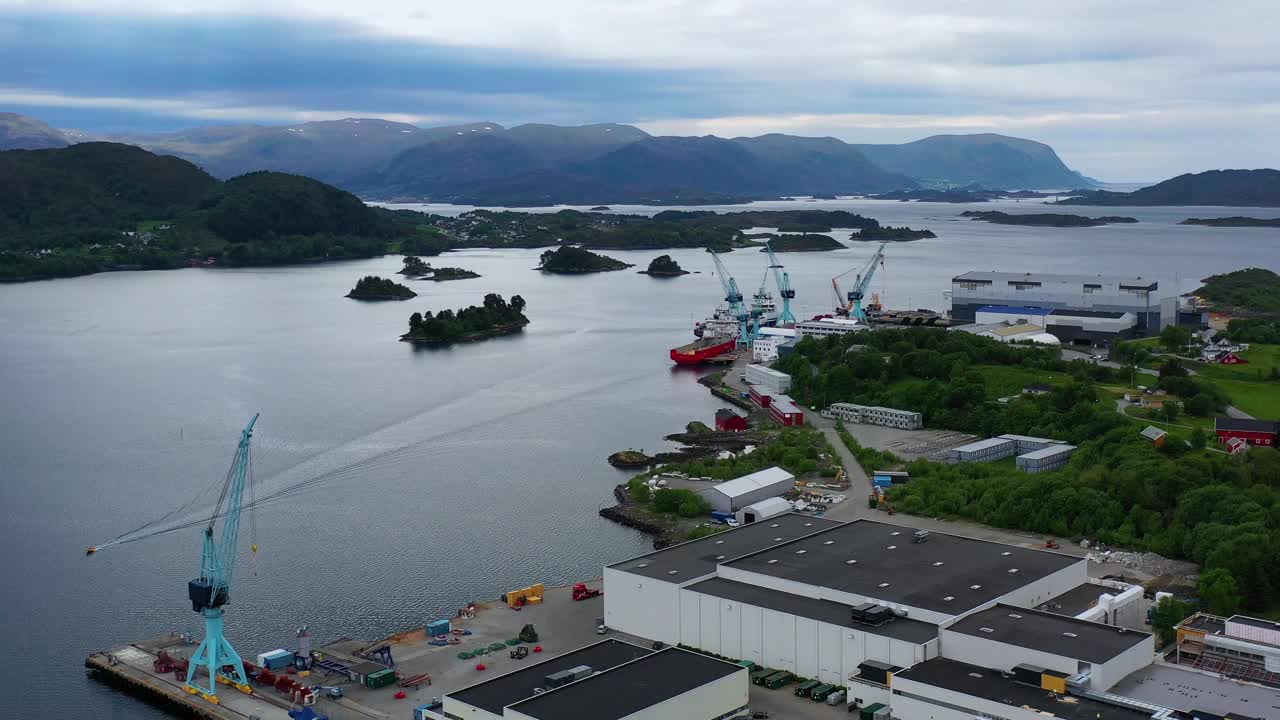 鸟瞰夏季挪威城市景观的海上与山景视频下载