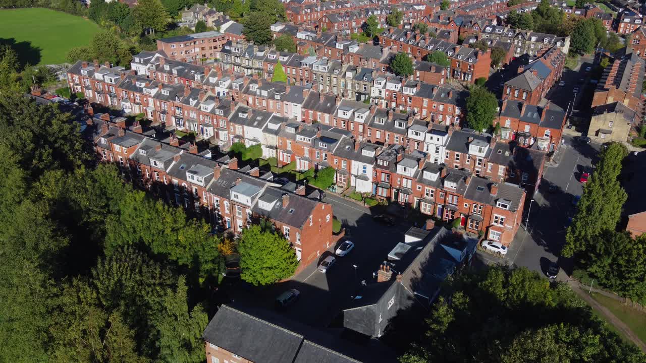无人机拍摄的英国西约克郡利兹的海丁利村，显示了夏季英国小镇住宅区的一排排房屋视频下载