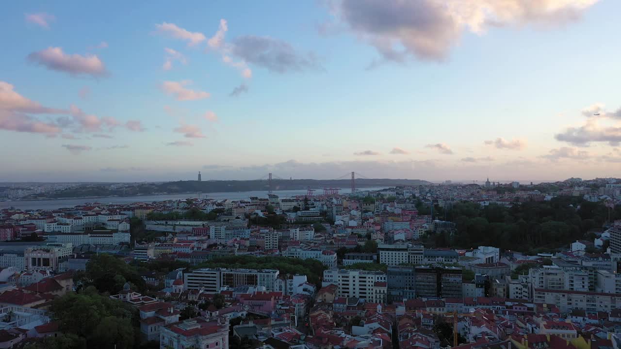 日落时分的里斯本天际线和塔霍河。鸟瞰图视频下载