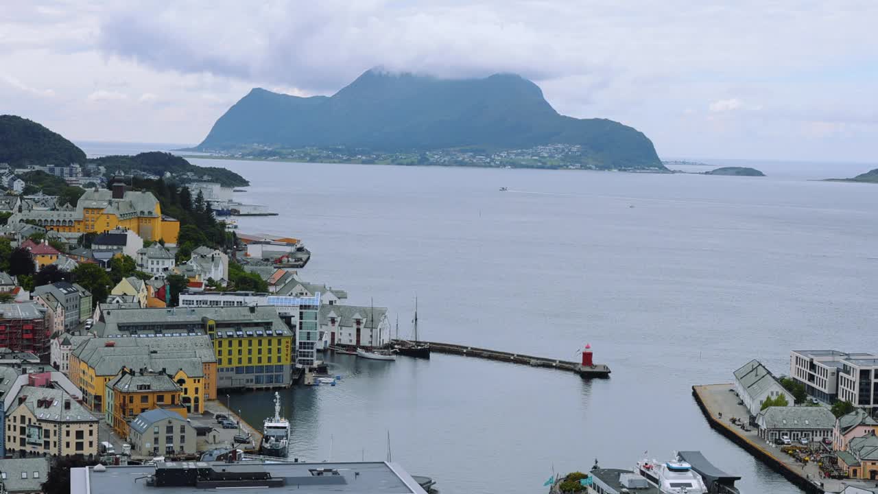 从海上鸟瞰风景如画的挪威城市奥勒松视频下载