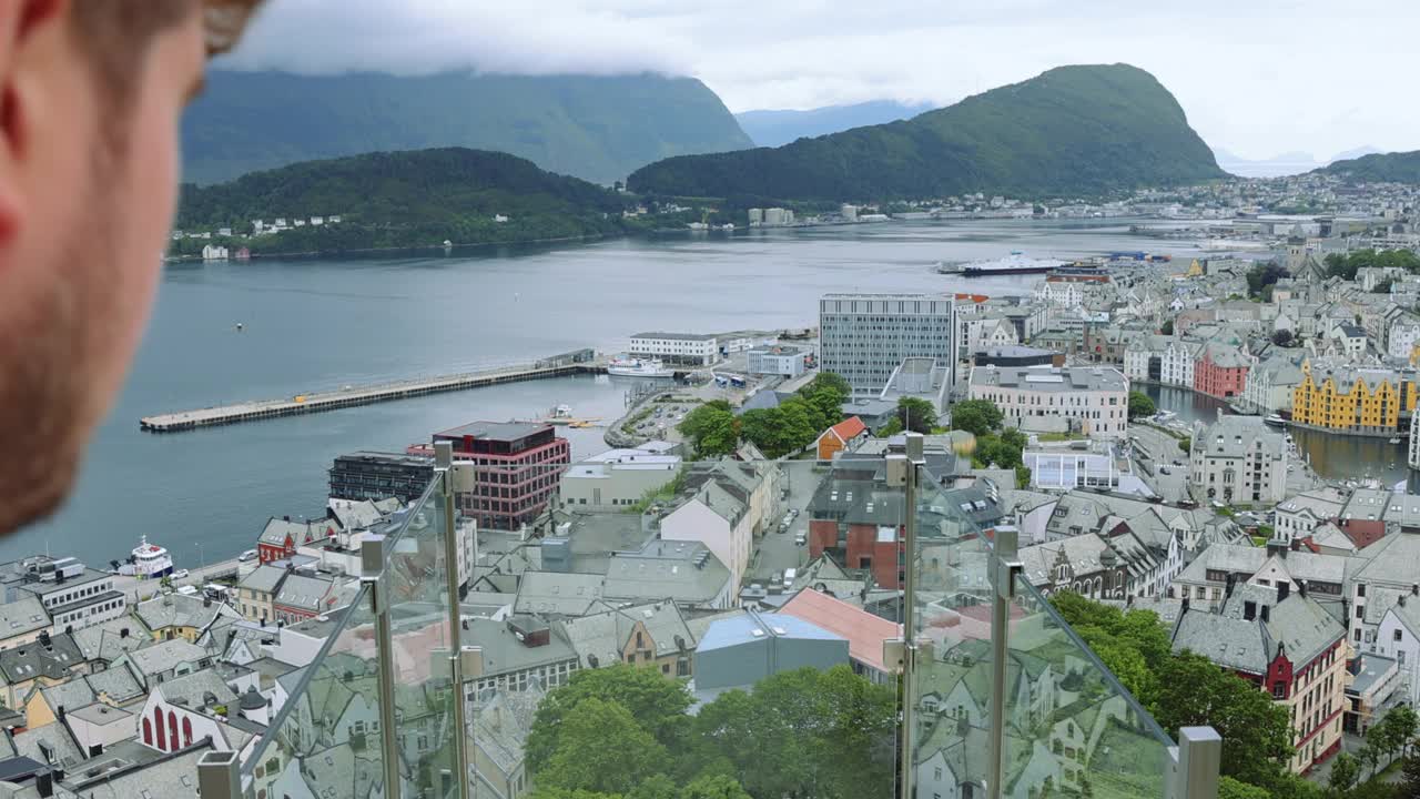 男子旅行者从上面欣赏挪威奥勒松市视频下载
