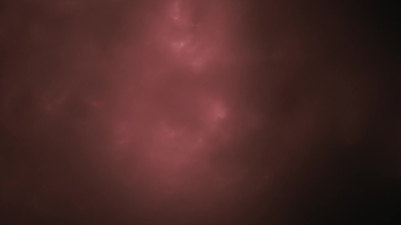 镜头经过一颗红矮星，背景中有一个正在喷射辐射的黑洞视频下载