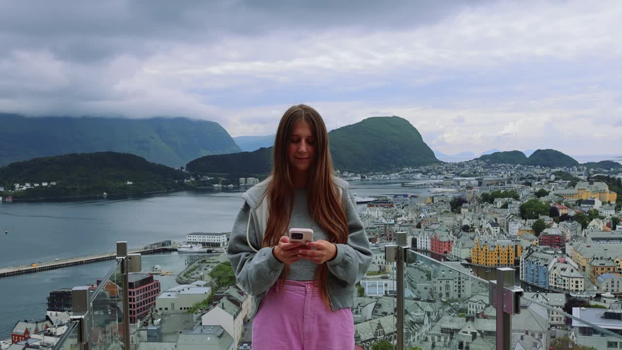 从上面看挪威奥勒松市，快乐的女性网红正在自拍视频下载