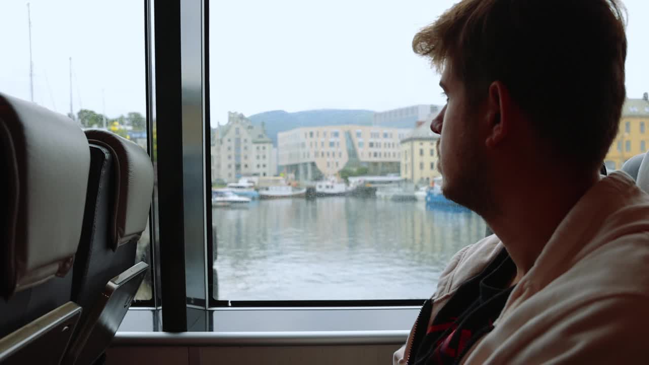 一个人乘船渡海，眺望挪威的奥勒松市视频下载