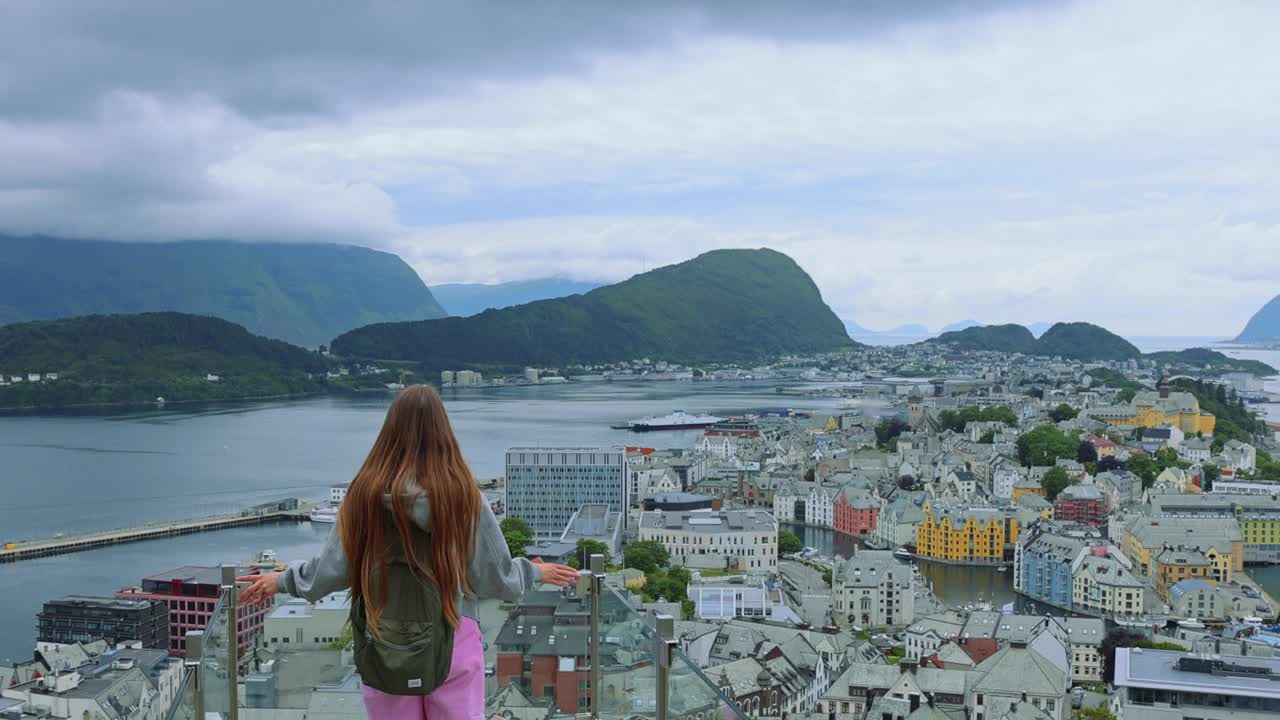 背着背包的女子俯瞰挪威的奥勒松市视频下载