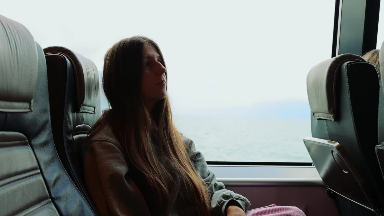挪威一名妇女乘渡船渡海视频下载