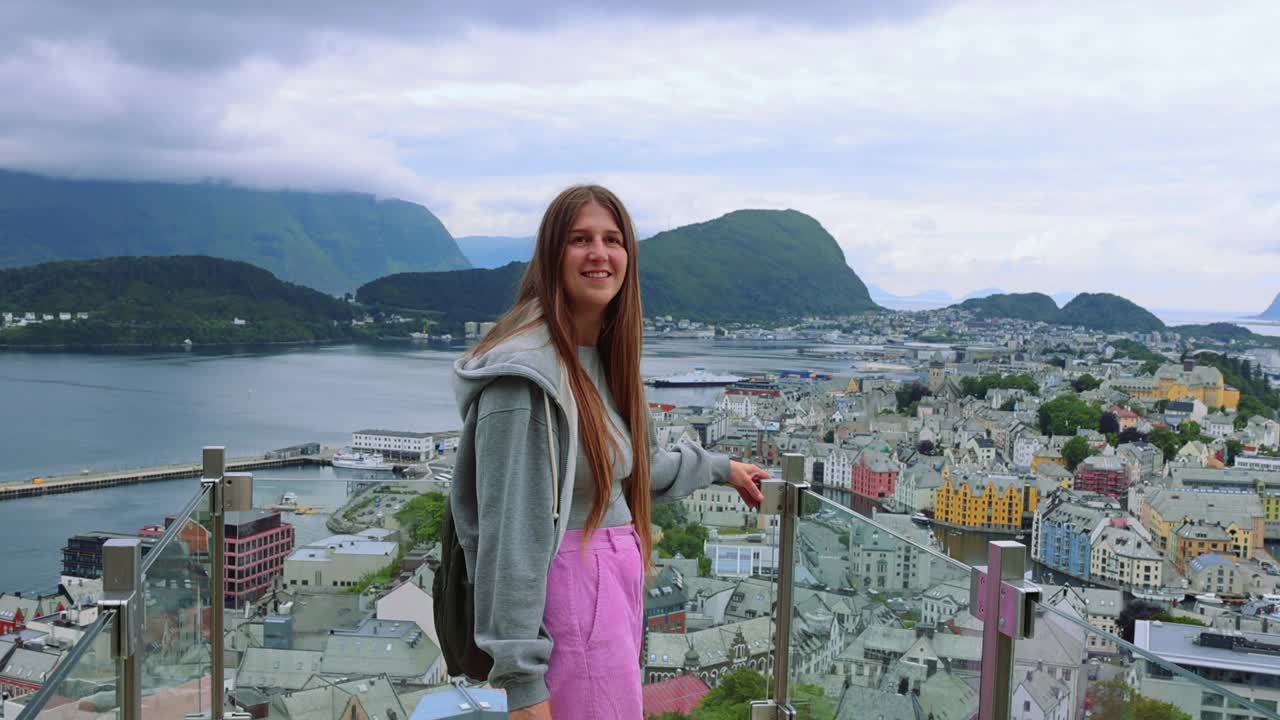 背着背包的女子俯瞰挪威的奥勒松市视频下载