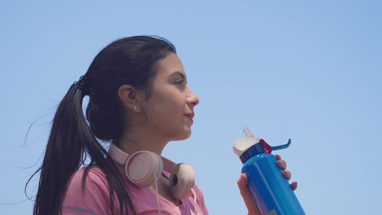 西班牙年轻女子在剧烈运动后补水视频下载