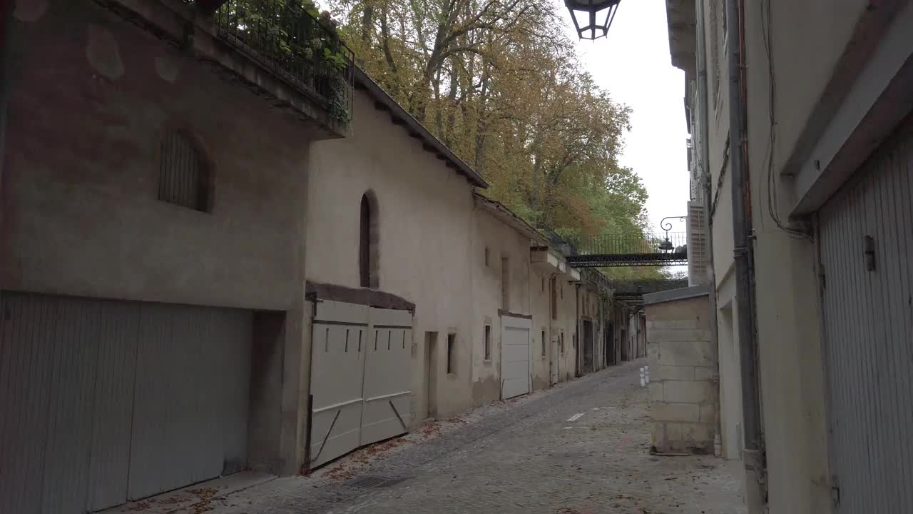 神秘的老巷子与铁灯笼和外部楼梯在欧洲镇-南西法国街des <s:1>视频下载