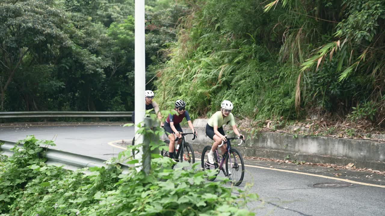 亚洲骑自行车的人在乡村道路上骑自行车视频下载