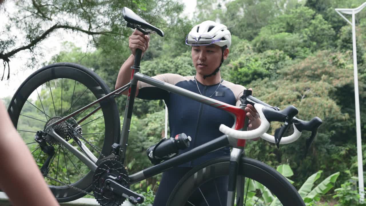 亚洲自行车手在路上讨论装备视频下载