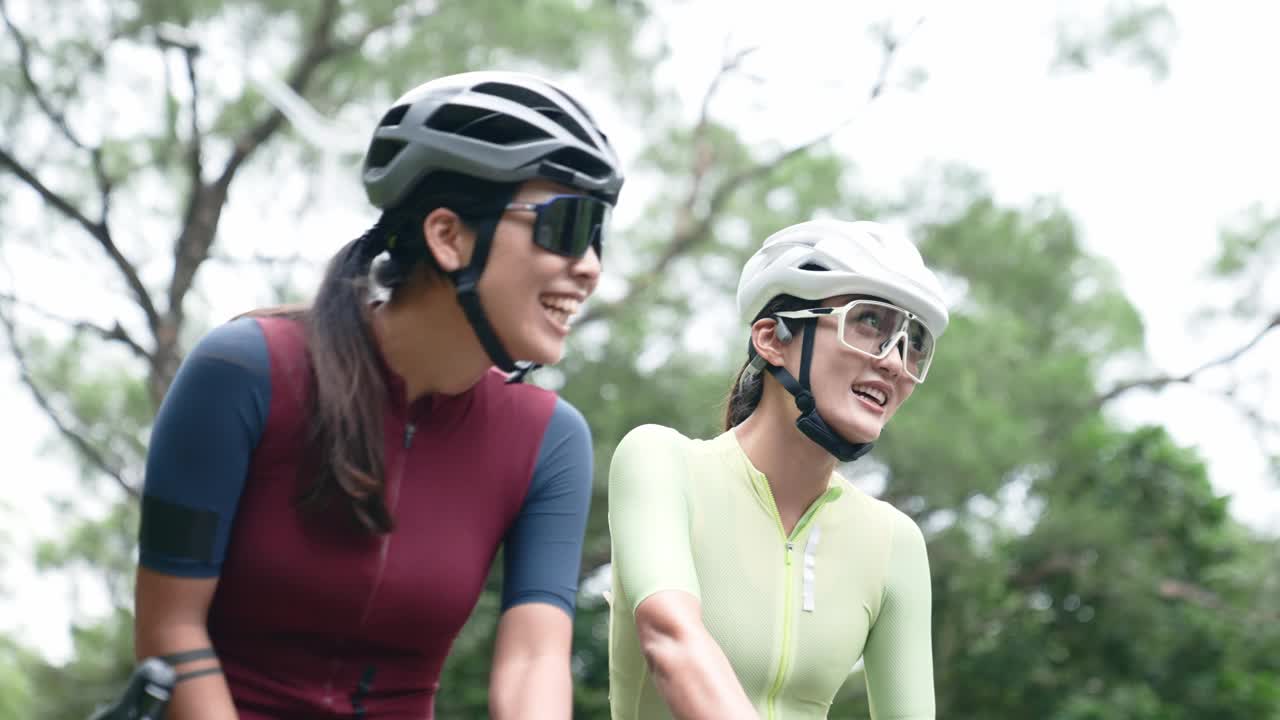 亚洲自行车手在户外的路上聊天视频下载