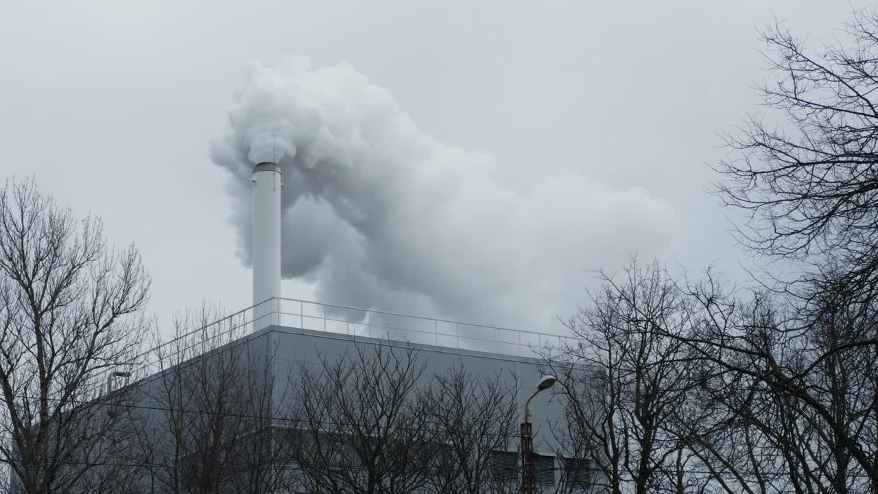 烟从楼顶的烟囱里冒出来，污染了天空视频下载