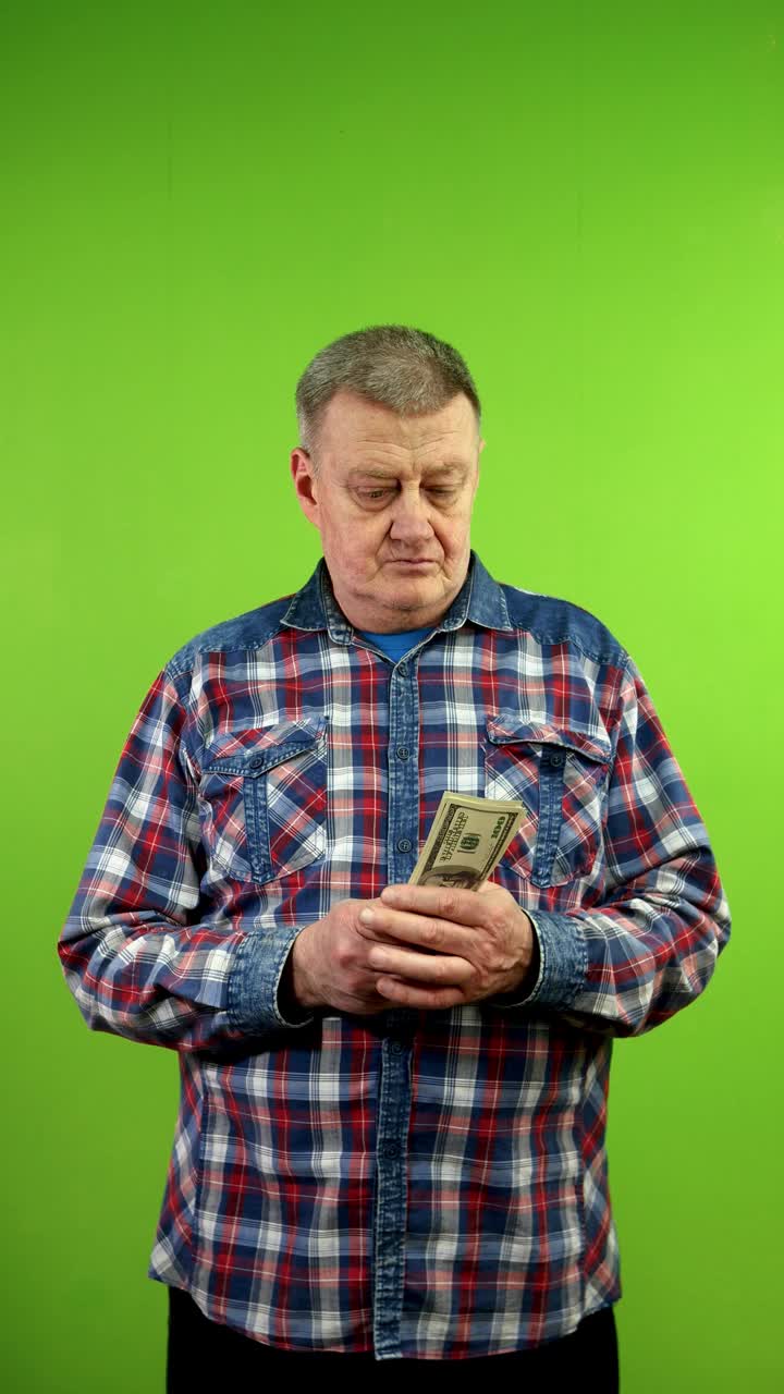 老人数着100美元的钞票，愤怒地退回。视频下载