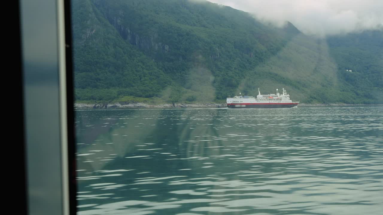 人的剪影横渡田园诗般的挪威峡湾渡船视频下载
