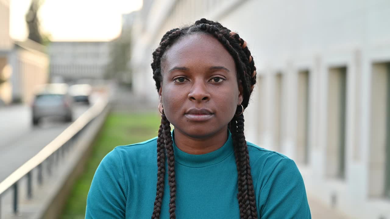 非裔加勒比妇女看镜头的肖像视频素材