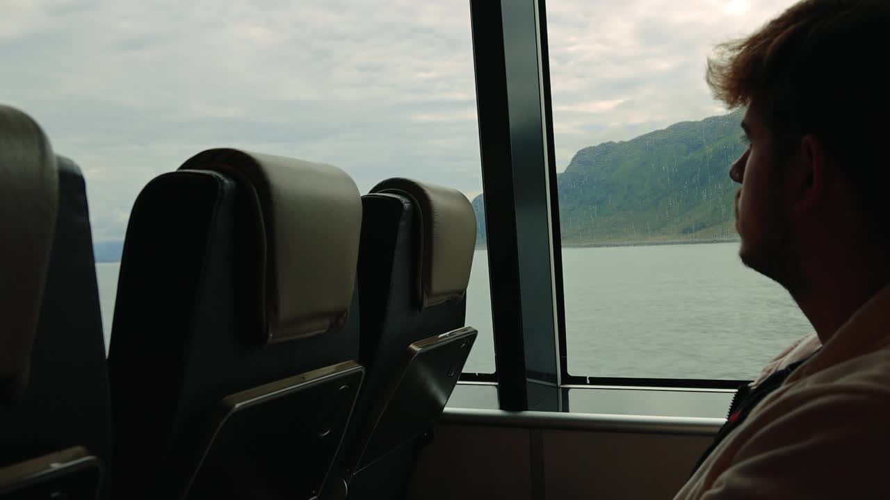 男子乘渡船渡海，欣赏山景视频下载