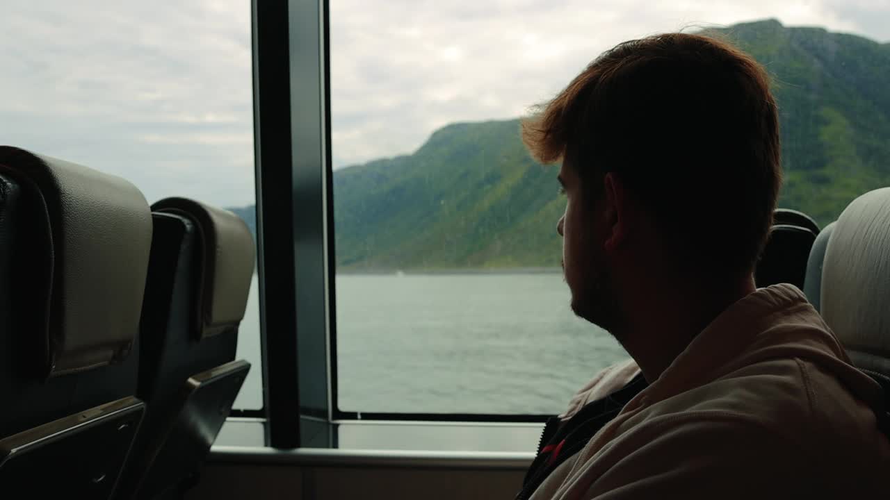 挪威人乘船渡海欣赏山景视频下载