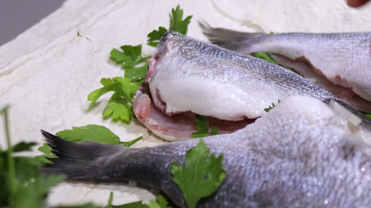 准备新鲜的鱼馅，多拉多。视频下载