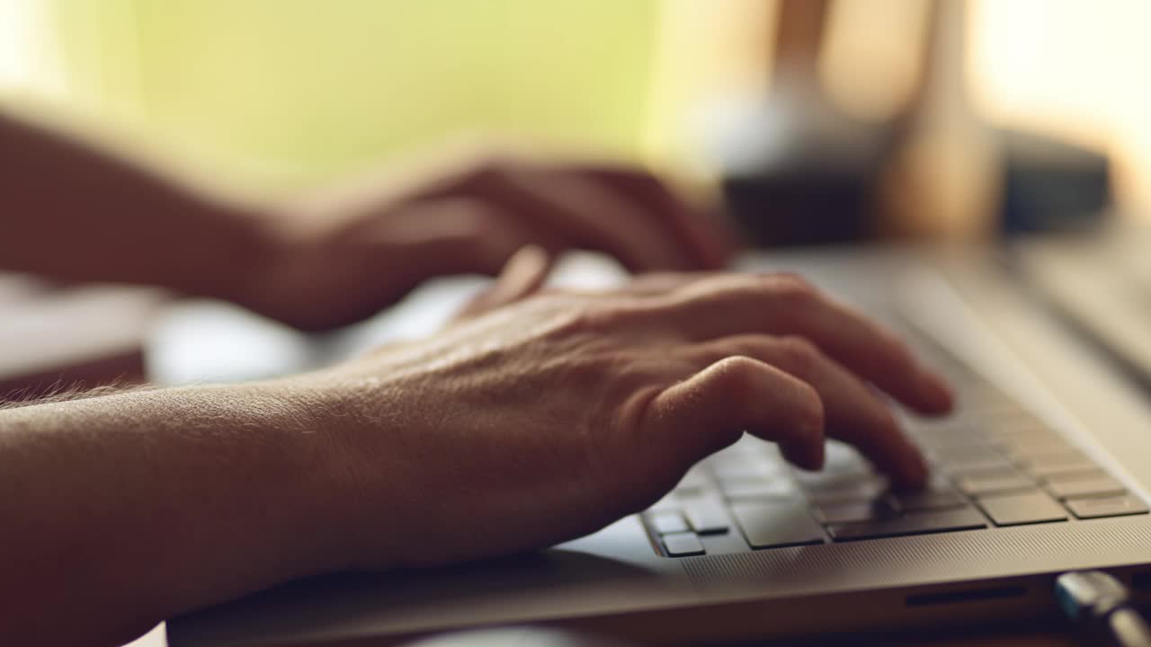 在家庭办公室里用笔记本电脑工作的女人，用手敲击键盘的特写视频下载