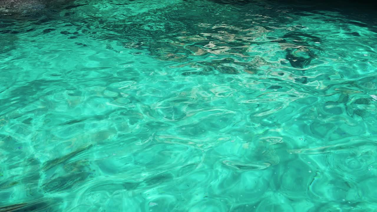水晶蓝色清澈的海洋光泽纹理视频下载
