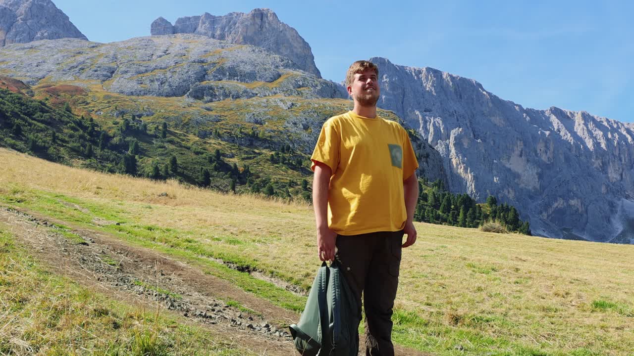 快乐的人沉思田园诗般的风景徒步旅行在白云石阿尔卑斯山山脉视频下载